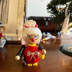 Vintage Steinbach Oma Grandma Ornament with glasses and knitting